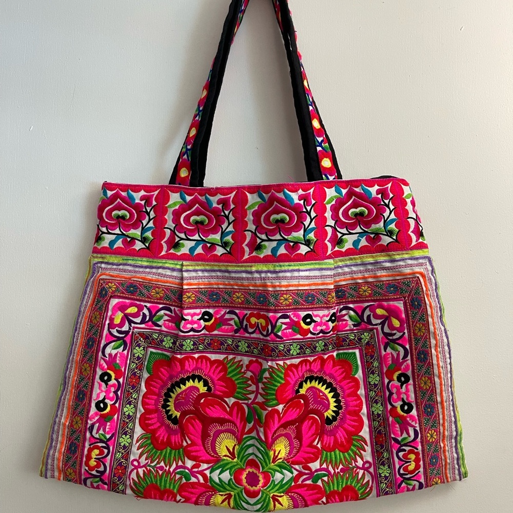 🛑 SOLD! 🥳NWOT Pink and Red embroidered Tote